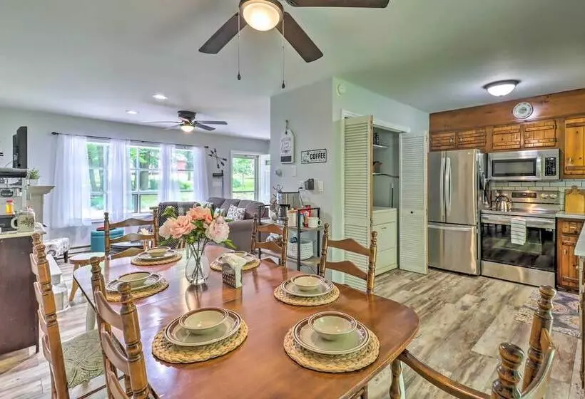 Albrightsville Retreat: Walk To Community Lake!