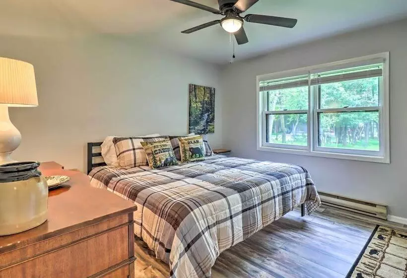 Albrightsville Retreat: Walk To Community Lake!