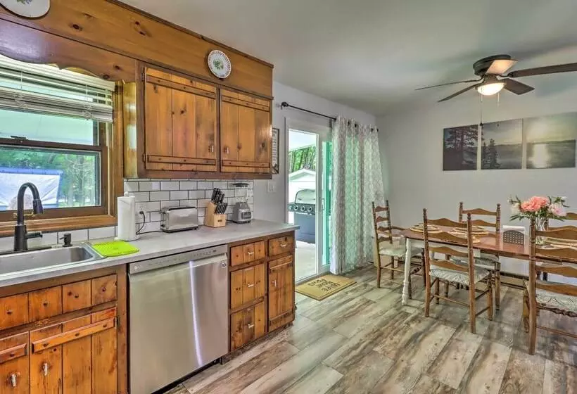 Albrightsville Retreat: Walk To Community Lake!