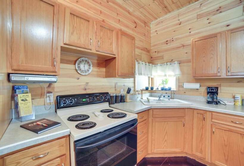 6 Mi To Shingleton: Manistique Home W/ Yard!