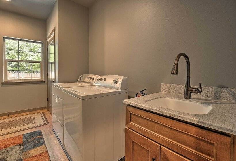 Rustic Cabin Near Mt Rainier: Fire Pit & Bbq!