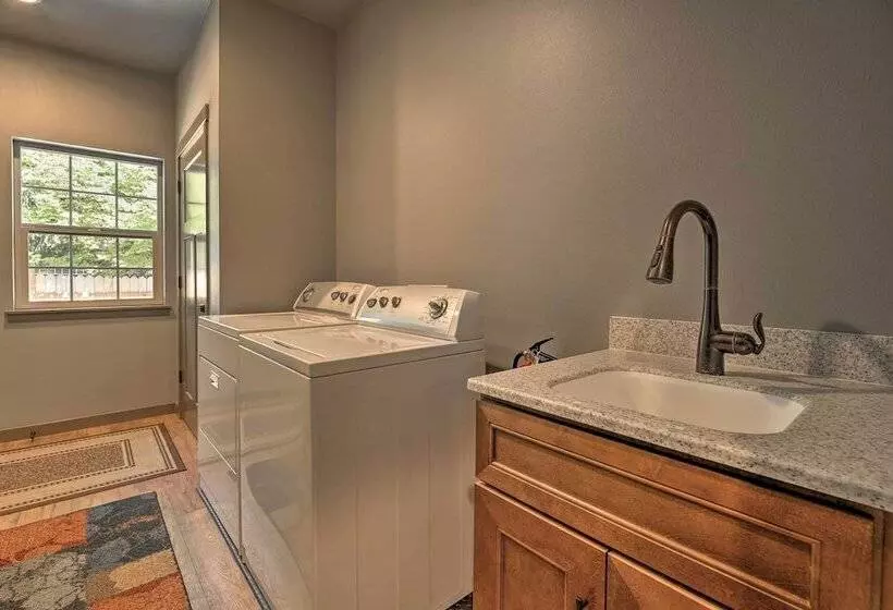 Rustic Cabin Near Mt Rainier: Fire Pit & Bbq!