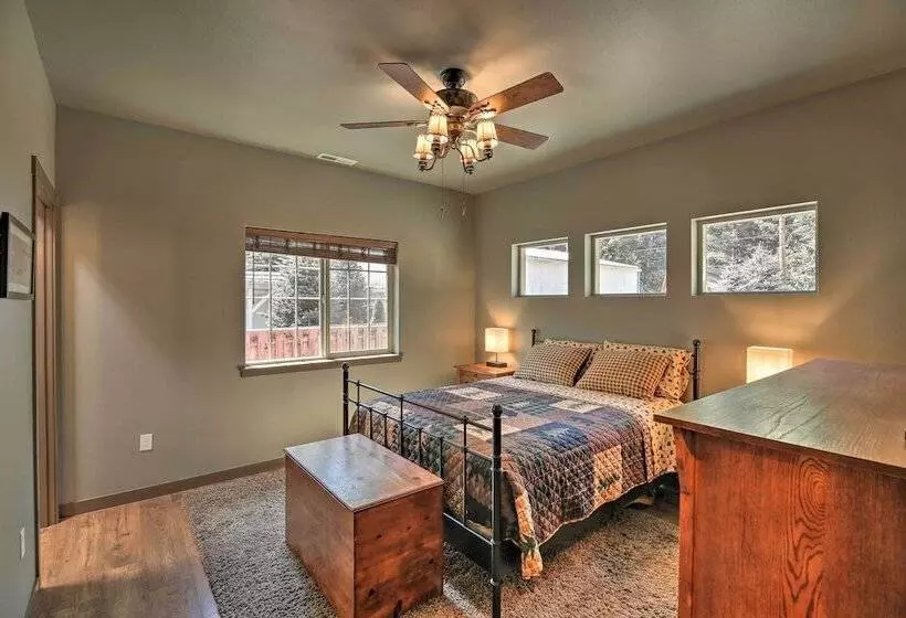 Rustic Cabin Near Mt Rainier: Fire Pit & Bbq!