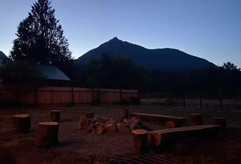 Rustic Cabin Near Mt Rainier: Fire Pit & Bbq!