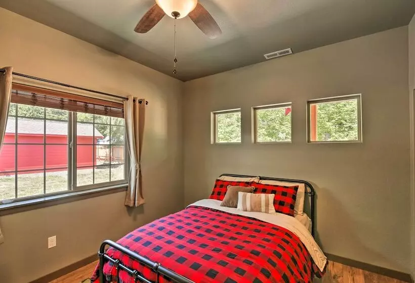 Rustic Cabin Near Mt Rainier: Fire Pit & Bbq!