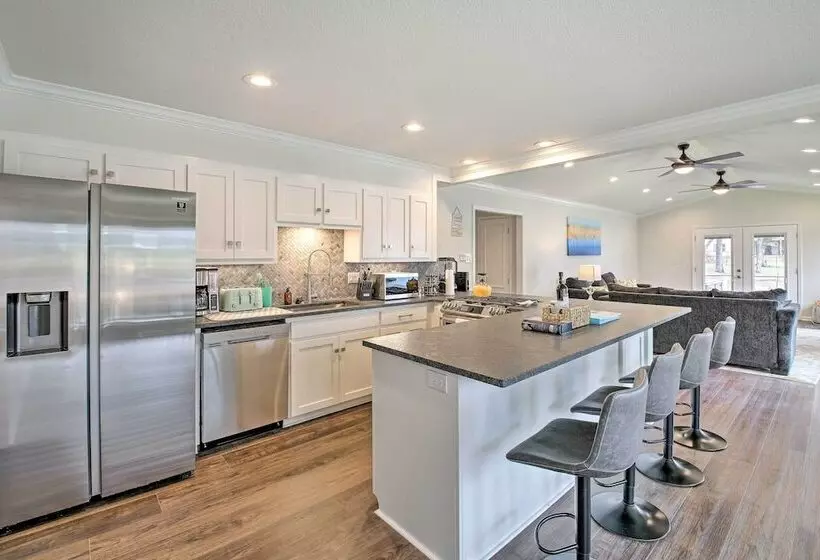 Boat Dock & Kayaks: Waterfront Hot Springs Home!