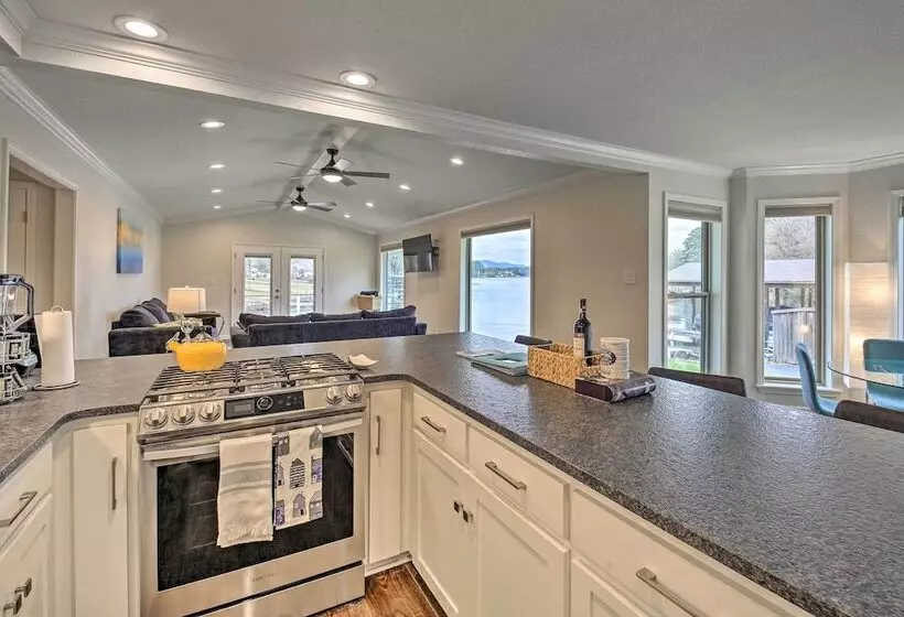 Boat Dock & Kayaks: Waterfront Hot Springs Home!