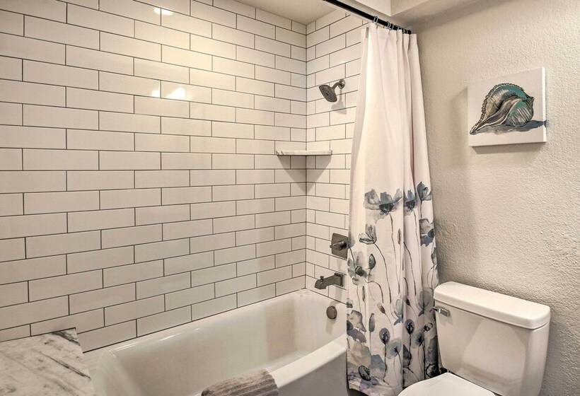 Boat Dock & Kayaks: Waterfront Hot Springs Home!