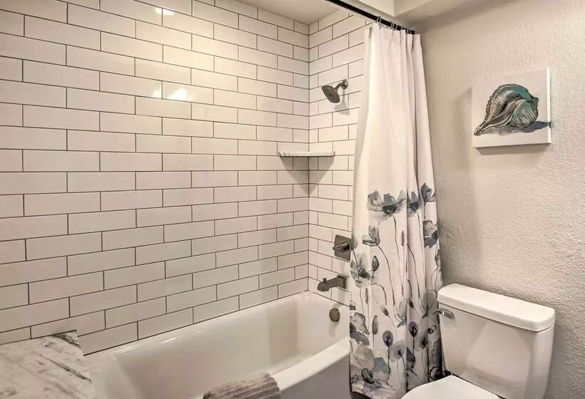 Boat Dock & Kayaks: Waterfront Hot Springs Home!