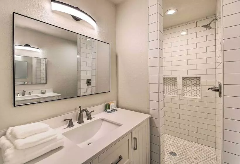 Boat Dock & Kayaks: Waterfront Hot Springs Home!