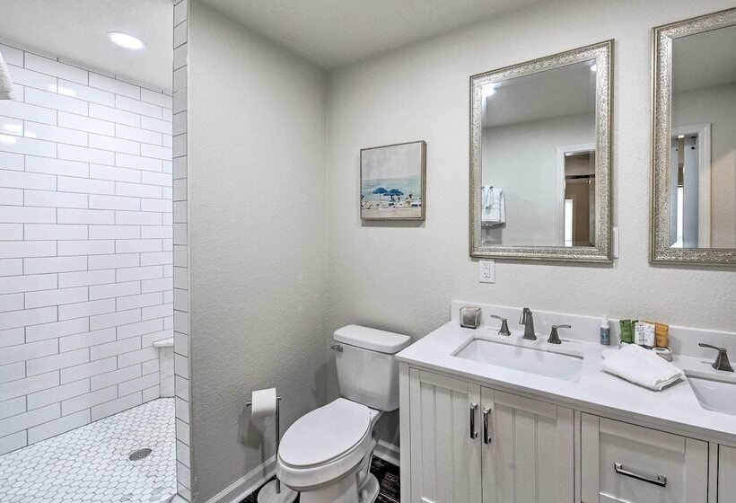 Boat Dock & Kayaks: Waterfront Hot Springs Home!