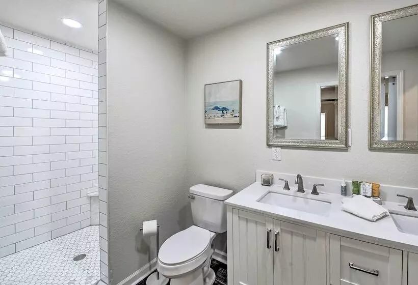 Boat Dock & Kayaks: Waterfront Hot Springs Home!