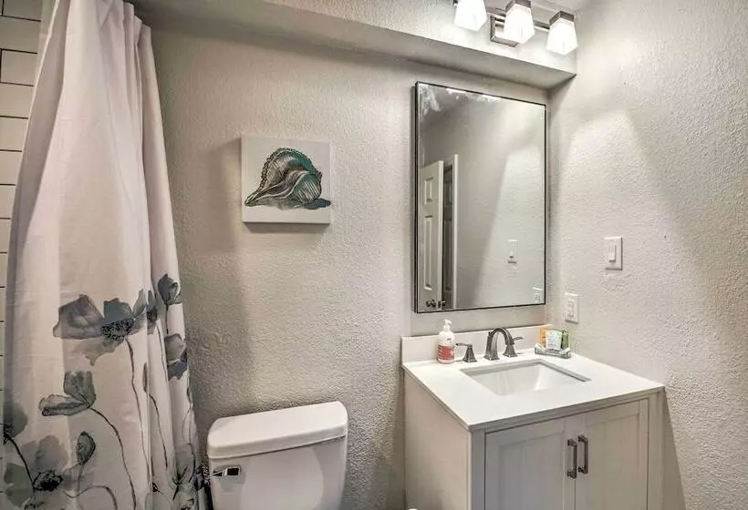 Boat Dock & Kayaks: Waterfront Hot Springs Home!