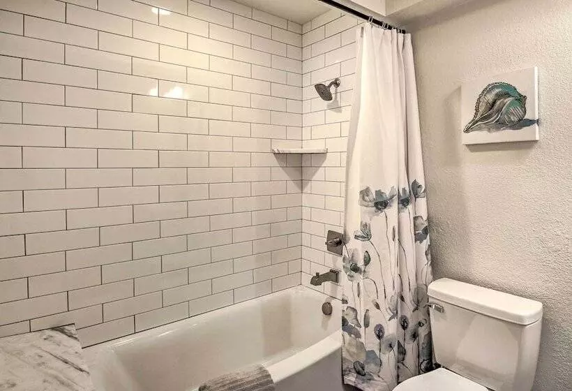 Boat Dock & Kayaks: Waterfront Hot Springs Home!