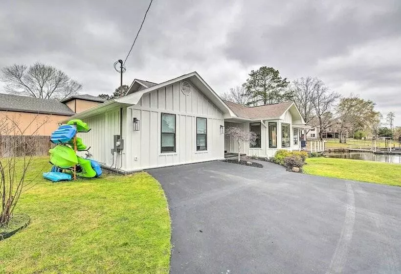 Boat Dock & Kayaks: Waterfront Hot Springs Home!