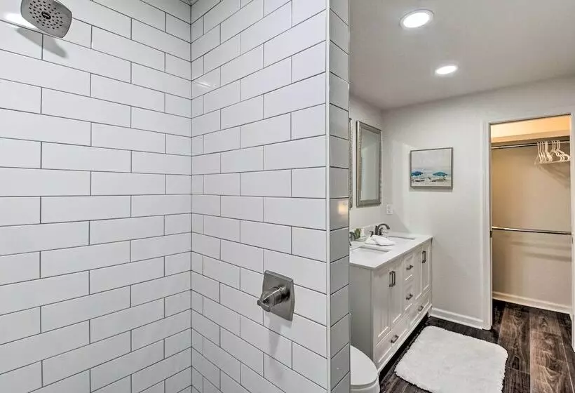 Boat Dock & Kayaks: Waterfront Hot Springs Home!