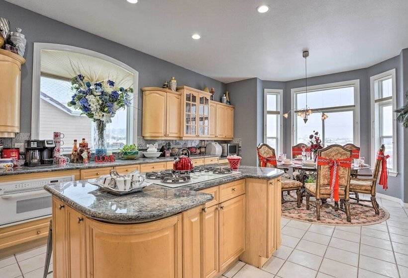 Spacious + Elegant Lone Tree Home Rental W/ Deck!