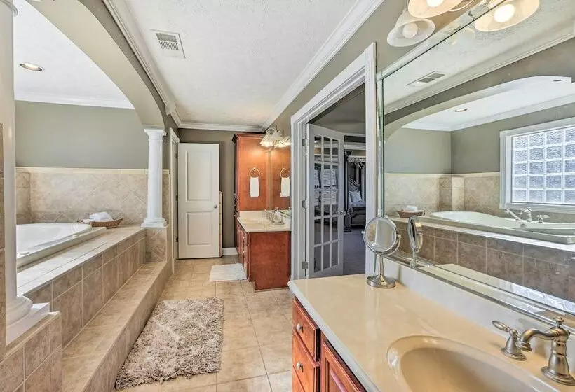 Stunning Wetumpka Farmhouse W/ Private Pool!