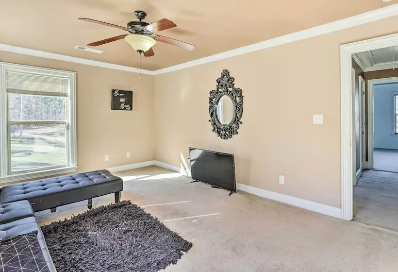Stunning Wetumpka Farmhouse W/ Private Pool!