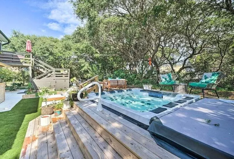 Topsail Beach Villa: Outdoor Oasis W/ Hot Tub