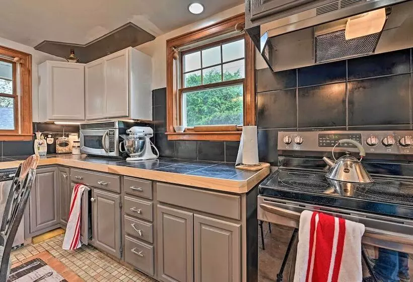 Unique & Historic Home Walk To Lake Champlain