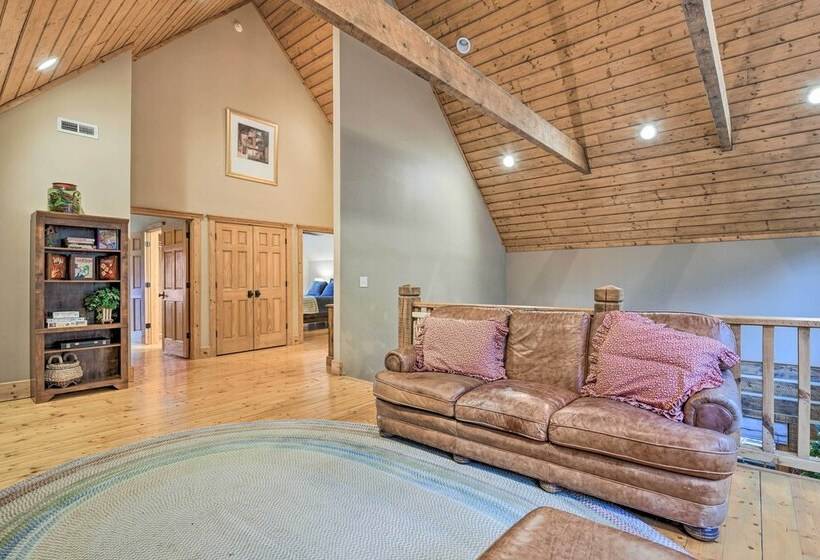 Wildflower  Luxury Cabin W/ Hot Tub & Views!