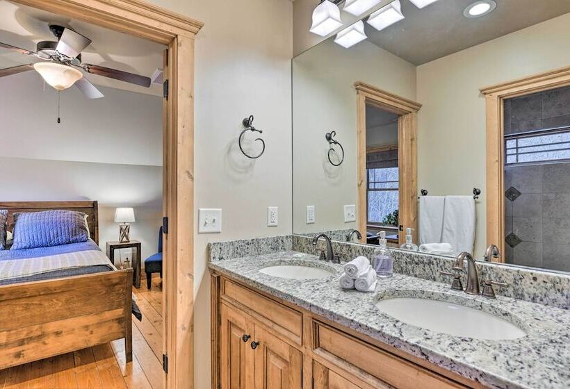 Wildflower  Luxury Cabin W/ Hot Tub & Views!