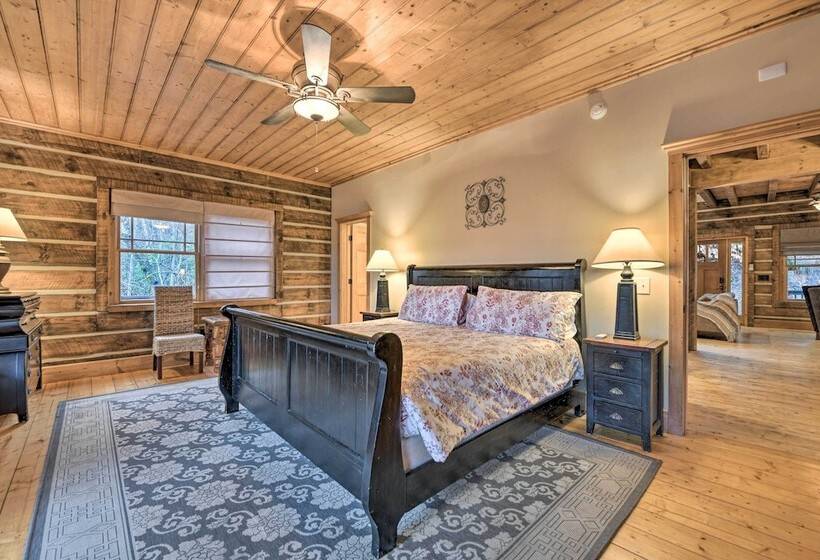 Wildflower  Luxury Cabin W/ Hot Tub & Views!