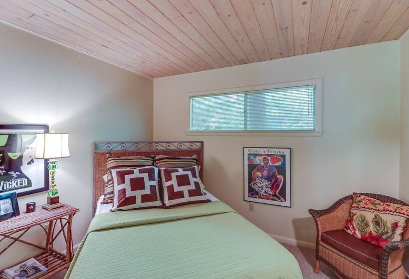 Woodsy Mountain Home Escape: Walk To Marina!