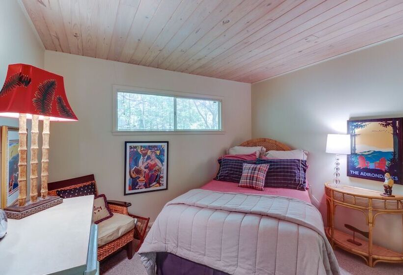 Woodsy Mountain Home Escape: Walk To Marina!