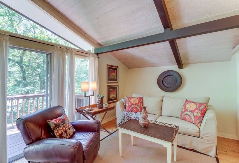 Woodsy Mountain Home Escape: Walk To Marina!