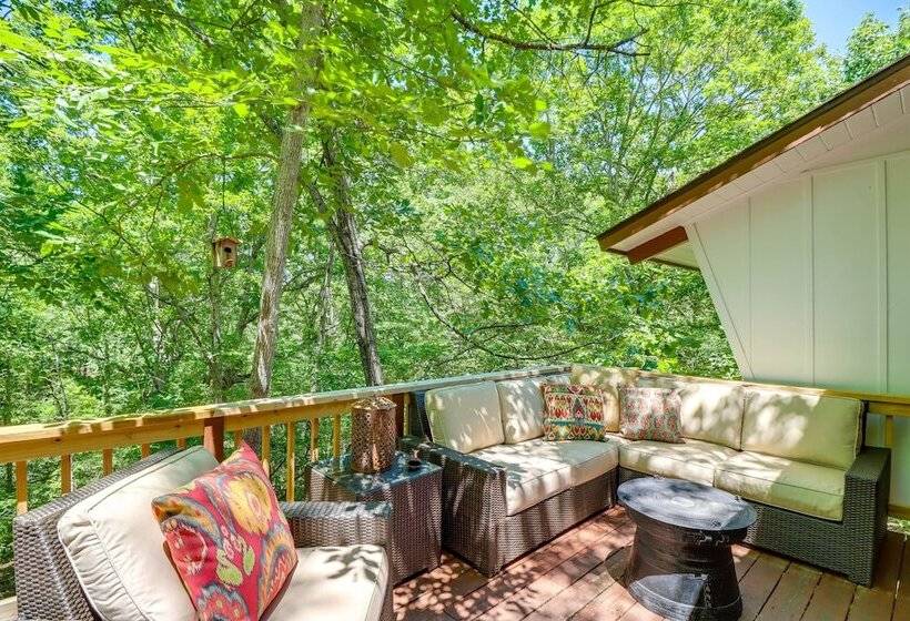 Woodsy Mountain Home Escape: Walk To Marina!