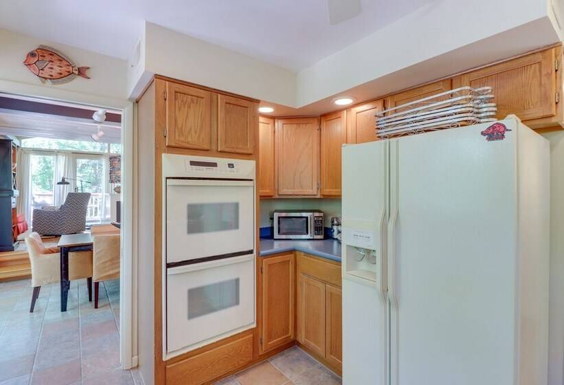 Woodsy Mountain Home Escape: Walk To Marina!