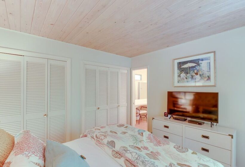 Woodsy Mountain Home Escape: Walk To Marina!