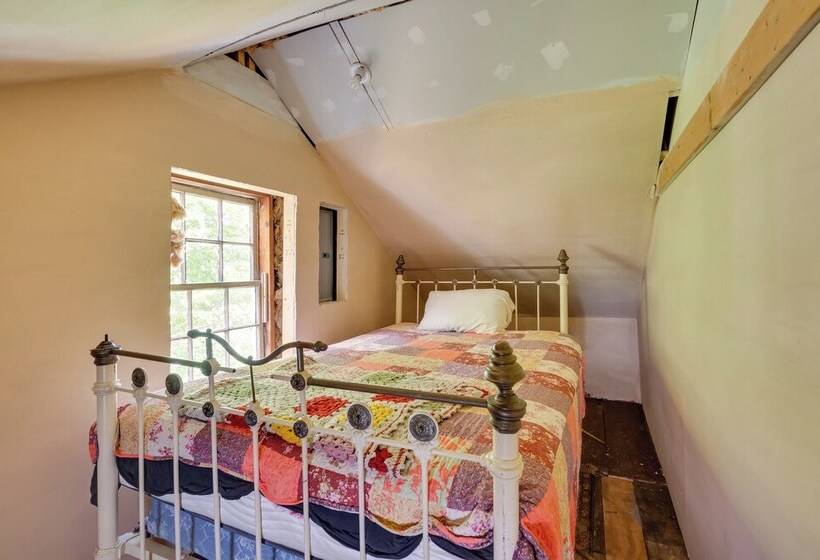 Vintage Farmhouse: Near Sunday River Ski Slopes!