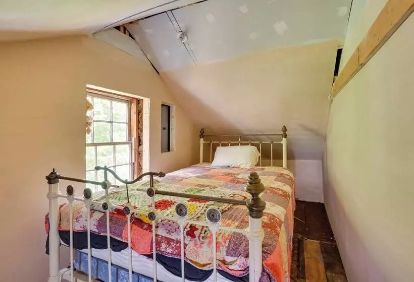 Vintage Farmhouse: Near Sunday River Ski Slopes!
