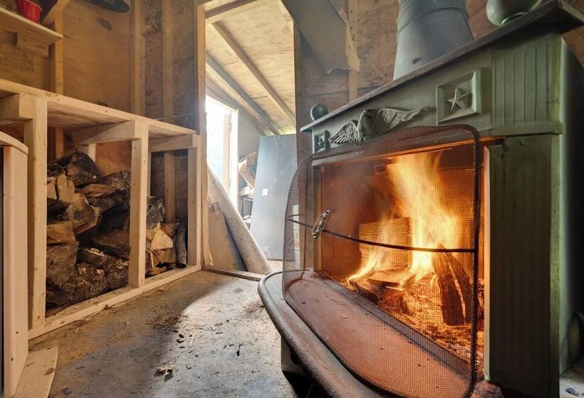 Vintage Farmhouse: Near Sunday River Ski Slopes!