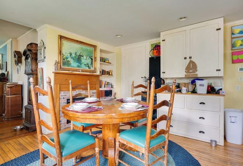 Vintage Farmhouse: Near Sunday River Ski Slopes!