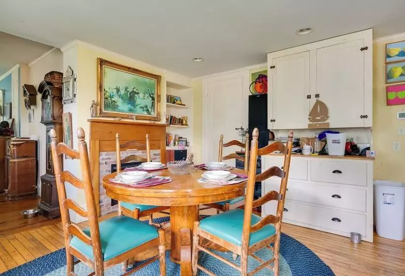Vintage Farmhouse: Near Sunday River Ski Slopes!