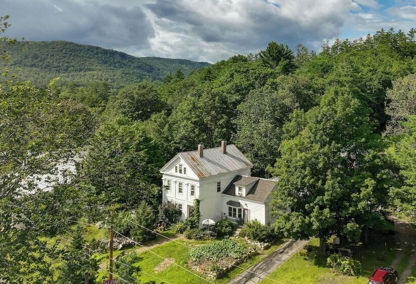Vintage Farmhouse: Near Sunday River Ski Slopes!