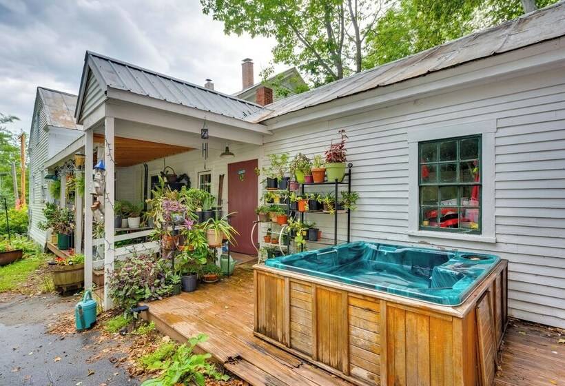 Vintage Farmhouse: Near Sunday River Ski Slopes!