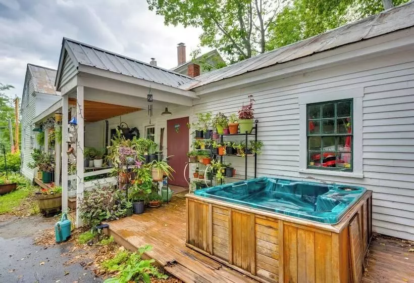 Vintage Farmhouse: Near Sunday River Ski Slopes!