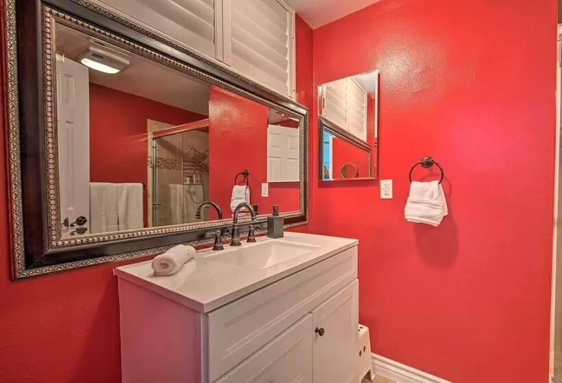 Arcadia Home W/ Sunroom & Deck In Central Location