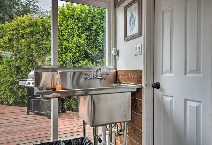 Arcadia Home W/ Sunroom & Deck In Central Location