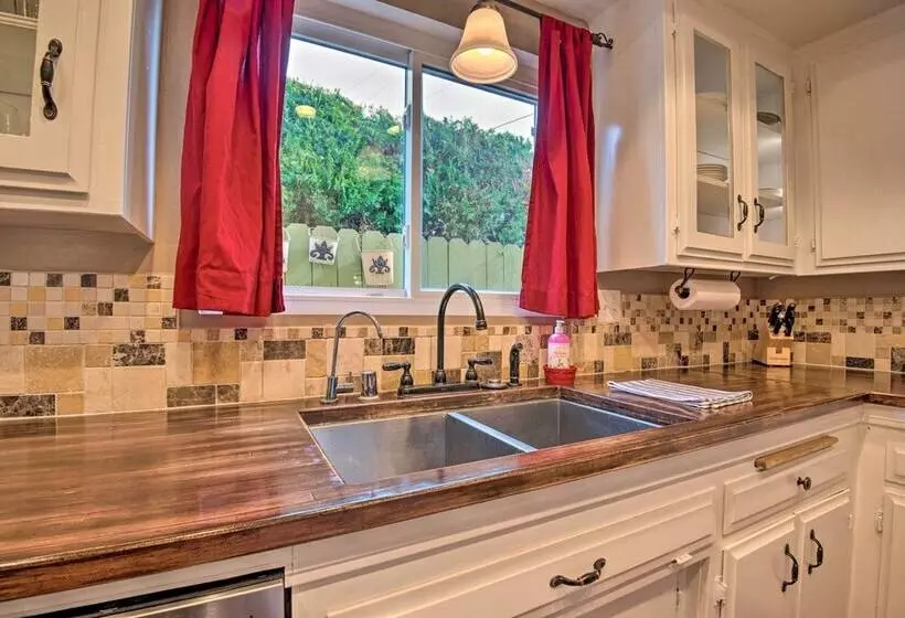 Arcadia Home W/ Sunroom & Deck In Central Location