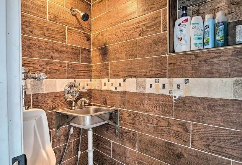 Arcadia Home W/ Sunroom & Deck In Central Location