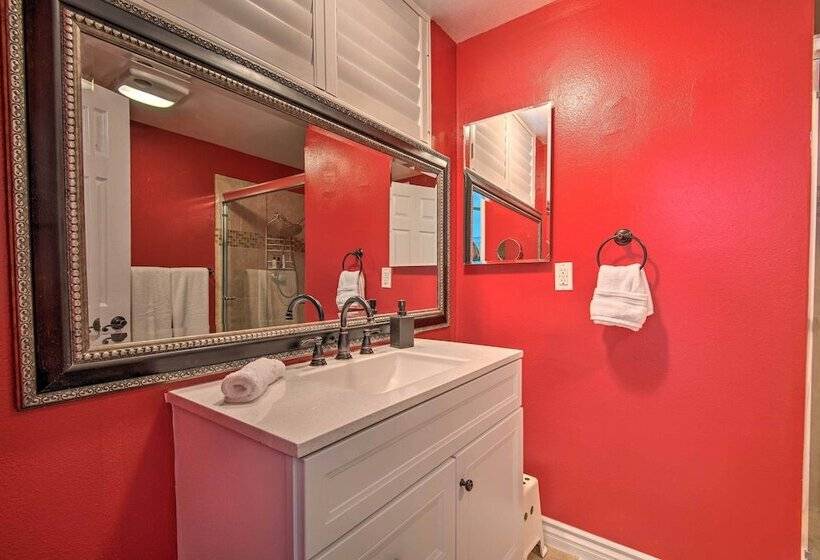 Arcadia Home W/ Sunroom & Deck In Central Location