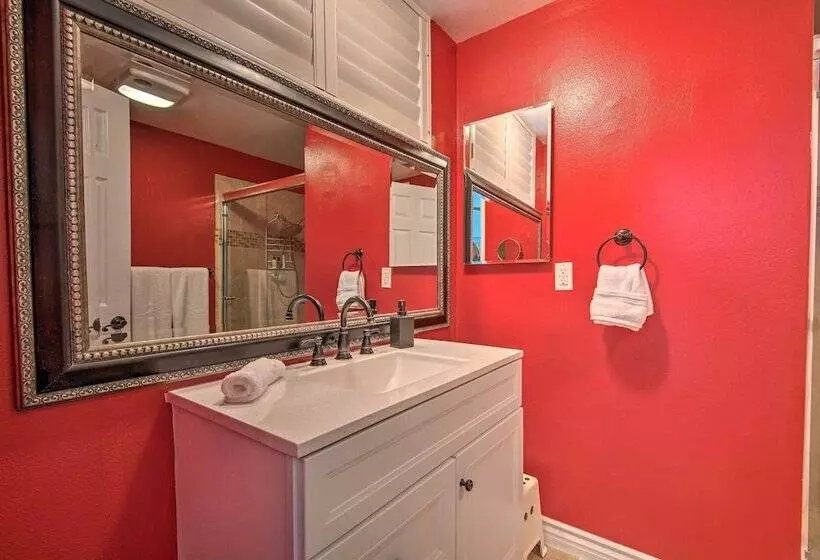 Arcadia Home W/ Sunroom & Deck In Central Location