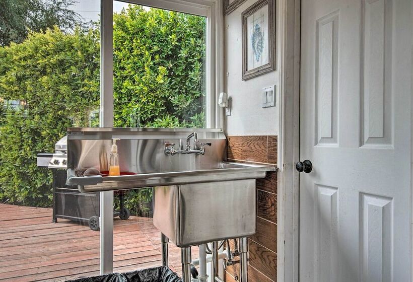 Arcadia Home W/ Sunroom & Deck In Central Location