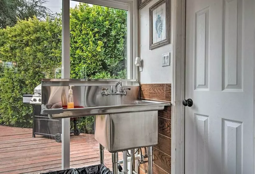 Arcadia Home W/ Sunroom & Deck In Central Location